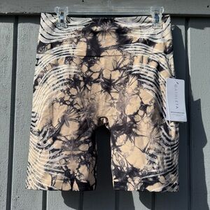 NWT Athleta Tie-Dye Motivate Biker Seamless Shorts Size Large